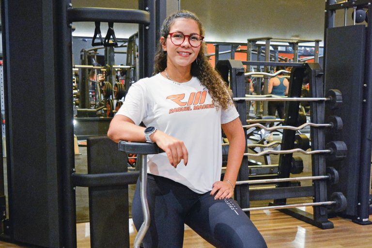 Raquel Maciel é professora especializada em treinamento feminino. Ela faz uso de um aplicativo mobile com treinos individualizados. (Foto Alle Tavares)