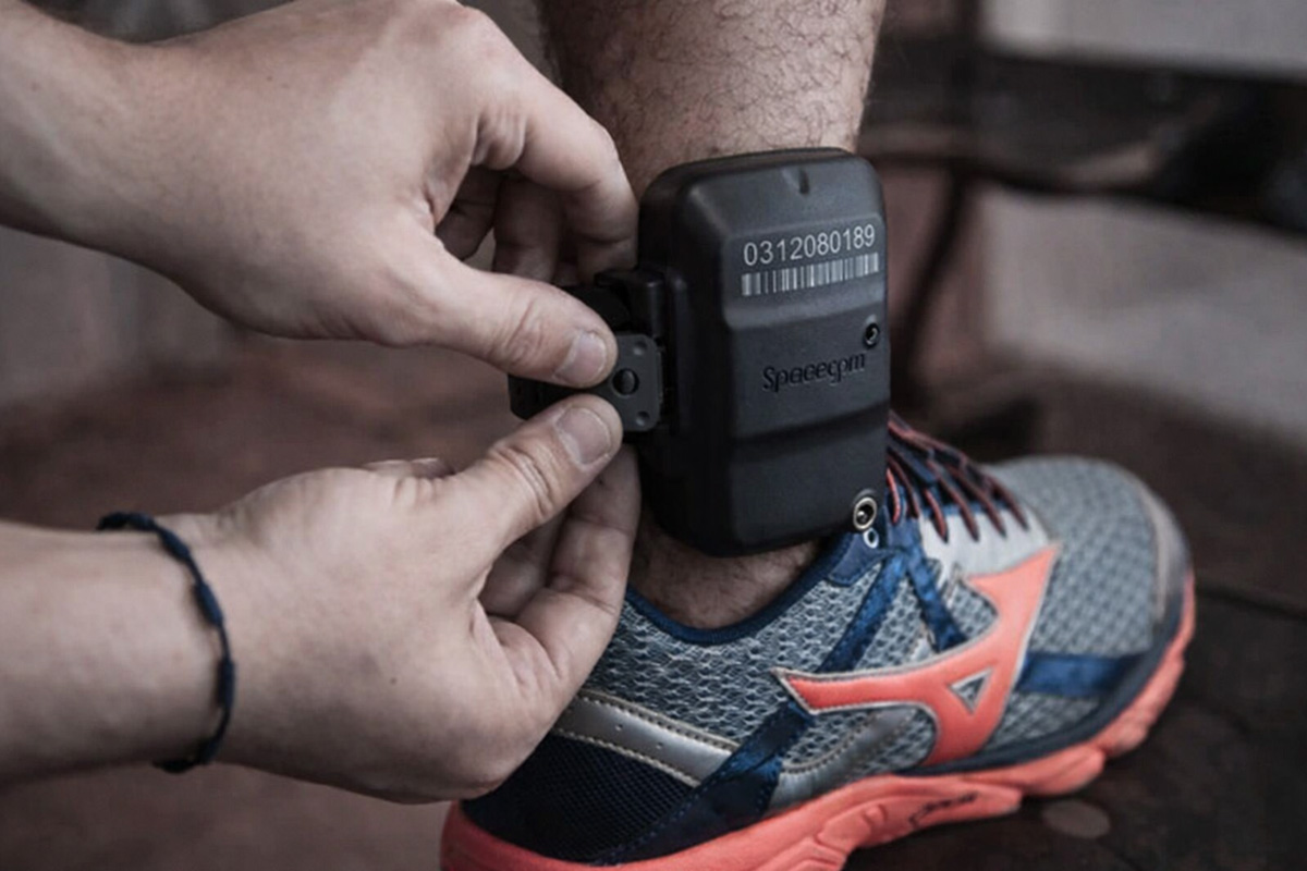 Legenda: Tornozeleira eletrônica para monitoramento de medidas protetivas já é realidade. Imagem: Google