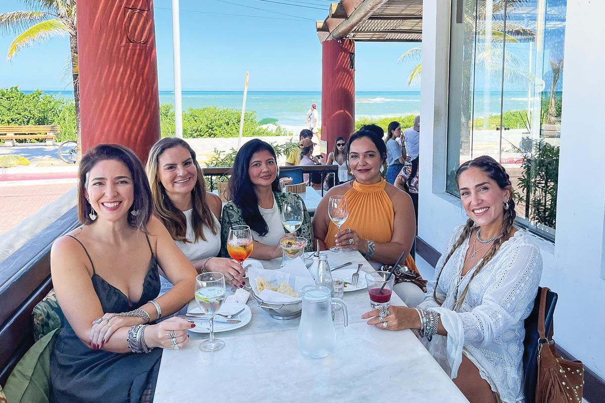 Izabela Rosa, à esquerda, com Juliana Schuab, Amanda Futema, Poliana Neves e GabrieleGomes. Aos poucos,um grupo de mães de colegas da creche da filha se aproximou. Hoje, elas se encontram pelo menos uma vez na semana para colocar o papo em dia e relaxar