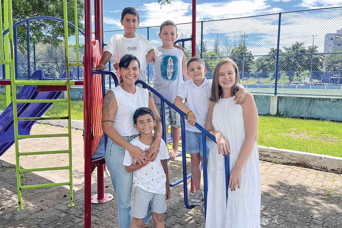 Lorena Guimarães, à esquerda, é mãe de Heitor, de 8 anos, e Vicente, de 6 anos. Ela explica que a rede de apoio quemantém com amigas surgiu de forma espontânea entre ela e mais quatro amigas. Acima, Lunik Brandão com seu filho Bento e Felipe, filho da outra mãe do grupo, Dalila Braga, que não pode estar presente para fazer a foto