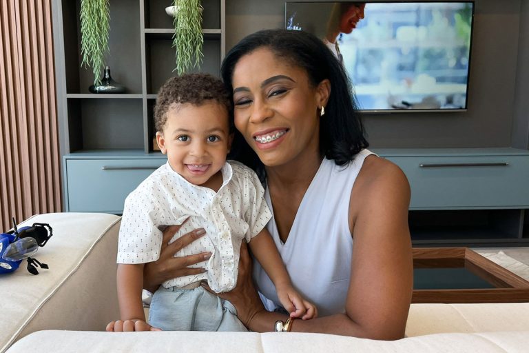 Daianne Schittino com o filho Miguel. Ela descobriu questões como hipotireoidismo e, posteriormente, trombofilia — condição que exigiu cuidados imediatos já no início de uma nova gestação após mais de um ano e meio de tentativas