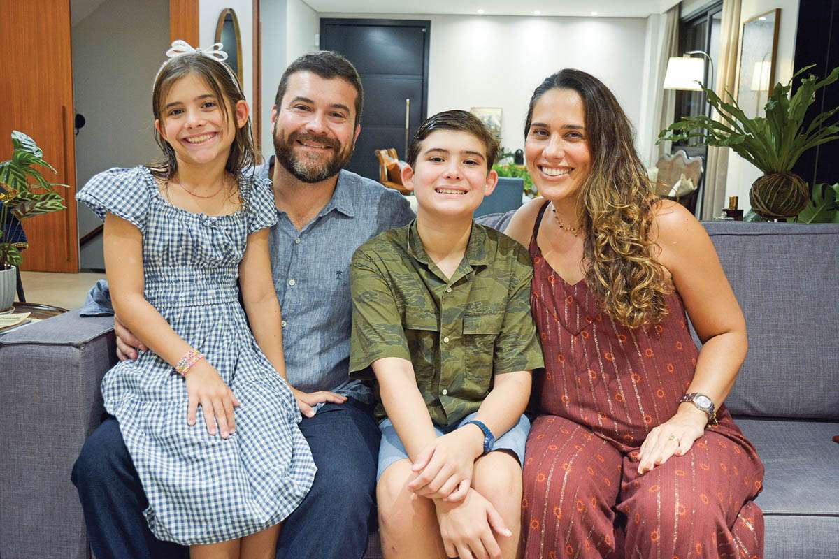 Para Mariana e Gabriel Gobbi, clientes desde 2019, a relação com a Acqua Multi vai alémdas aulas de natação. Os filhos Antônia e Vicente, de 8 e 10 anos, cresceram dentro do espaço, acompanhando a evolução das atividades