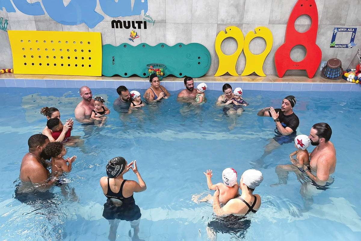 A Acqua Multi se consolidou como referência ao unir natação e terapias em um modelo de atendimento integrado que valoriza o cuidado, o atendimento humanizado e a evolução individual de cada aluno. Acima, a aula de natação baby, onde o pai ou a mãe entra com o bebê na piscina