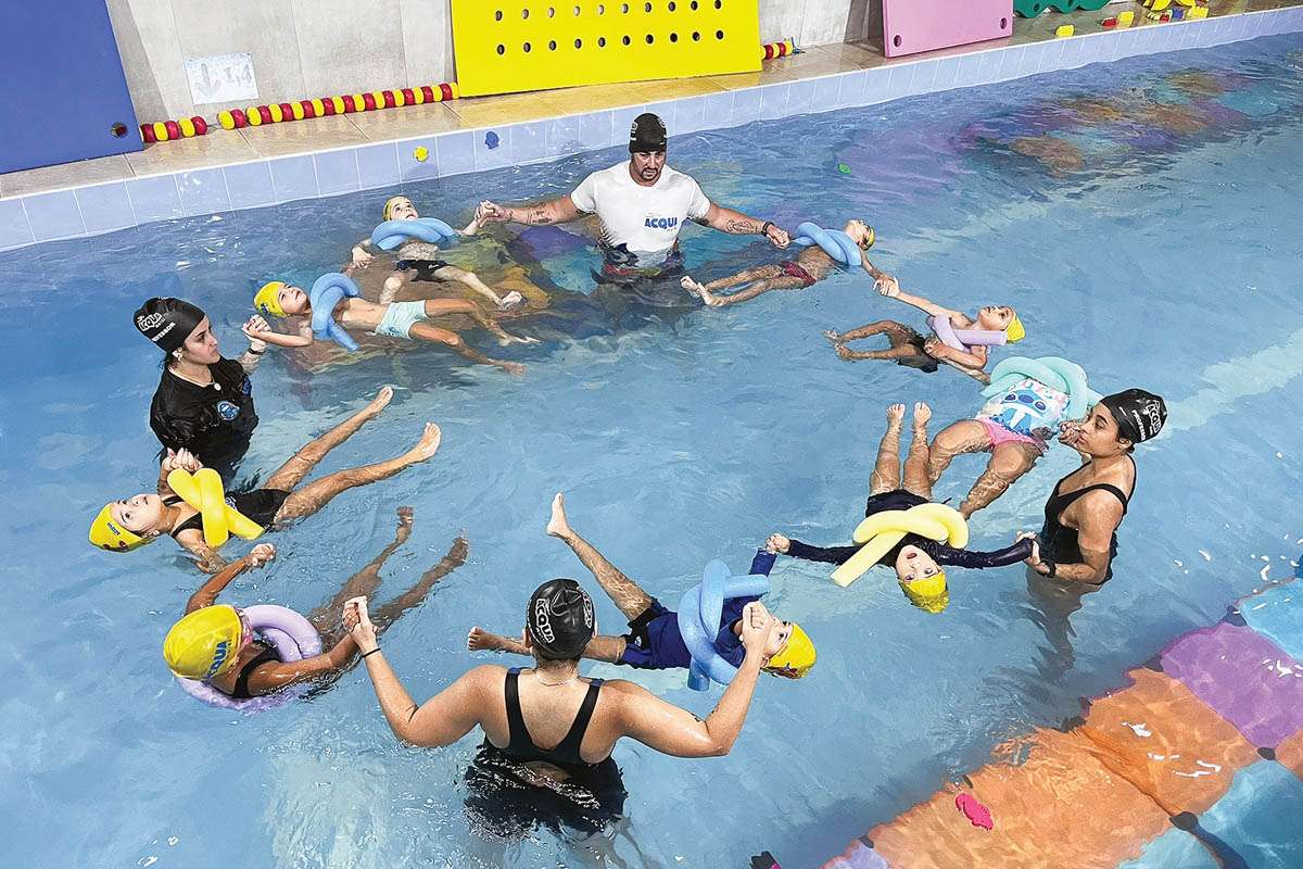 A aula de natação Infantil. Tanto o tratamento da água, quanto o cuidado dos professores alunosdão segurança e tranquilade aos pais nas atividades das crianças na piscina
