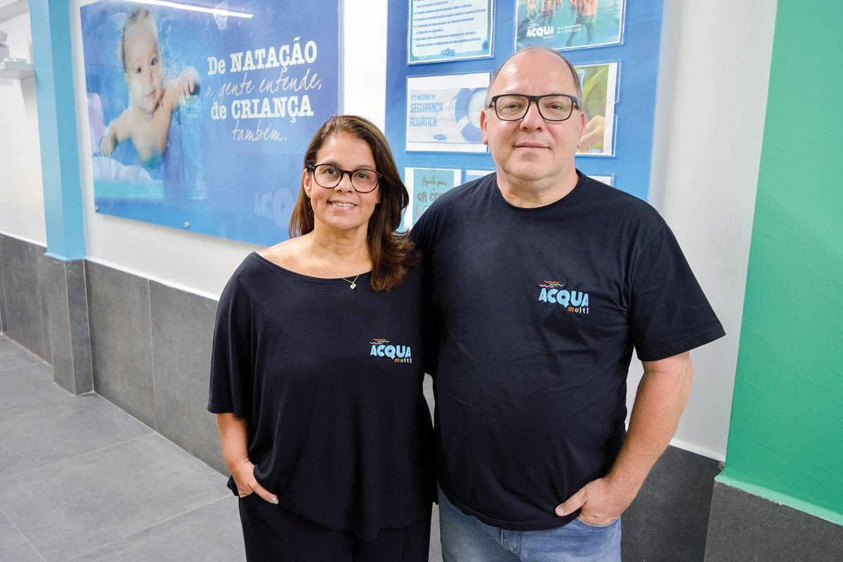 Leonardo Masini e sua esposa, Gabriela Santiago. Há 10 anos, criaram oprojeto da Acqua Multi, com o objetivo de transformar a água em um ambiente de aprendizagem, inclusão e desenvolvimento