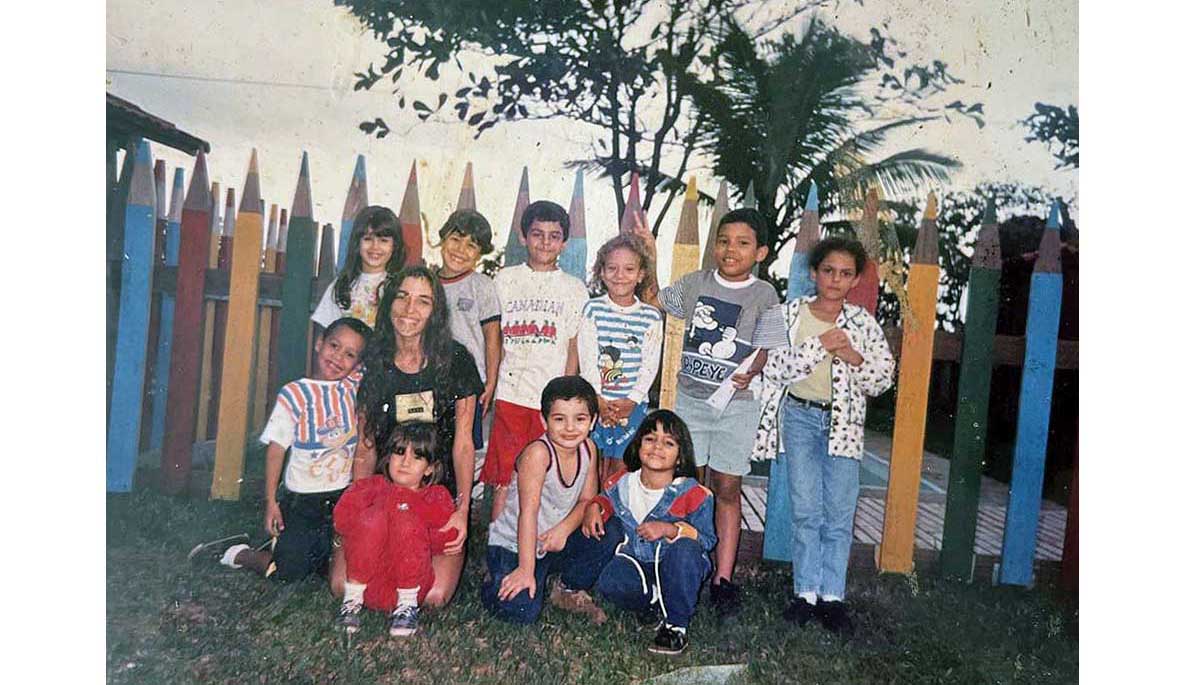 Túnel do Tempo: Luciana Mendes no início do trabalho na Creche Escola da Monteiro Lobato. As irmãs sempre participaram ativamente das atividades com as crianças