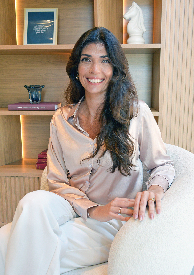 A psicóloga Karoline Balestiere explica que a mulher sofre pressão social em relação à beleza desde nova e envelhecer pode ser muito traumático para algumas pessoas. (Foto Alle Tavares)