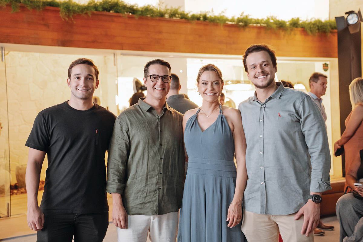 O casal de empreendedores Daniela e Vandré Guimarães, com os filhos Davi e Pedro, recebeu convidados e parceiros na reinauguração da loja. (Foto Gustavo Vitorino)
