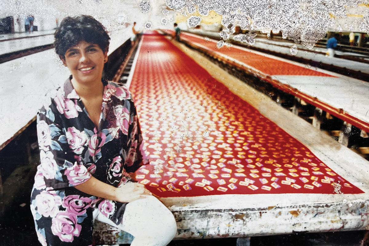 Vivian Fernandes no auge da Artesania Estamparia com as mesas de 30 x 6m