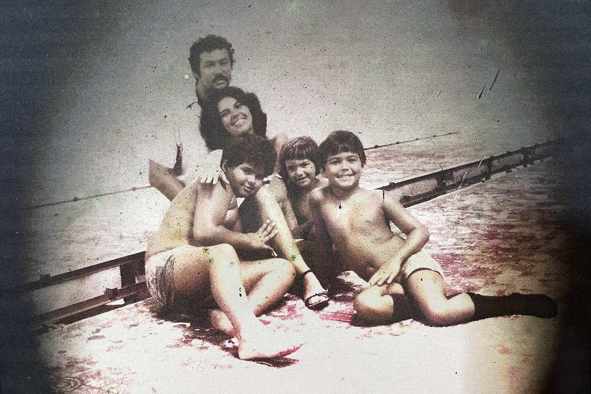 Vivian com Wesley e os filhos Alexandre, Cláudio e Fabiano. O hoje, ex-marido,foi um dos grandes apoiadores para ela abrir a Artesaânia na década de 1980