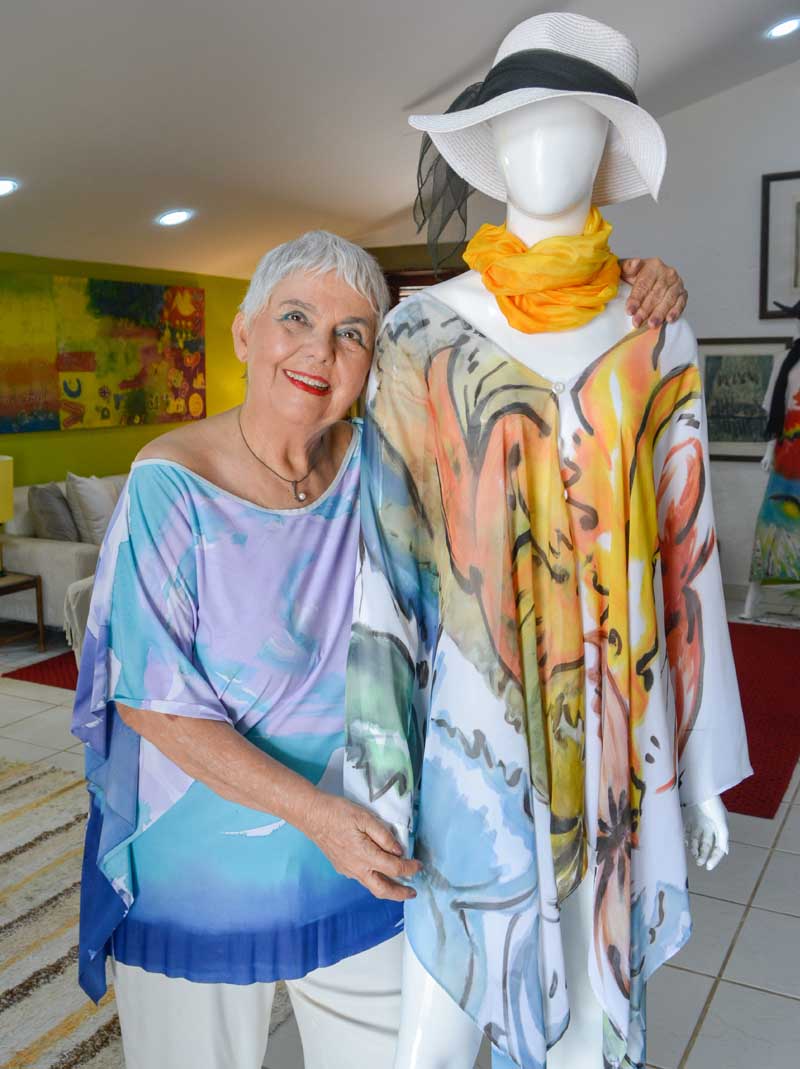 Vivian Fernandes na sua casa atelier, onde faz suas pinturas em seda.